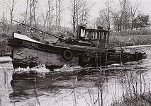 25591 Het breken van ijs door een ijsbreker - sleepboot ten behoeve van het vrij maken van de vaargeul, 1970