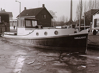 25596 Een boot van de kanaaldienst, aangemeerd aan het Havenhoofd, 1963