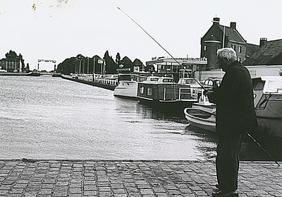 25618 Visser bij het Eindhovens Kanaal, met op de achtergrond de Tongelrese hefbrug, 1974