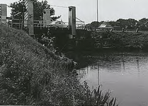 25634 Vissen in het Eindhovens Kanaal, bij de keersluis, 1974