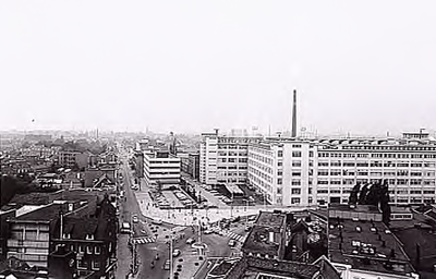 25906 Panorama van het kruispunt van de Emmasingel (rechts) en Willemstraat, met het Philipscomplex op de achtergrond, 1973