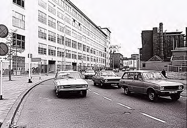 25913 Emmasingel, met links 'De Witte Dame', onderdeel het bedrijvencomplex van Philips NV en rechts het Philips-museum, 1971