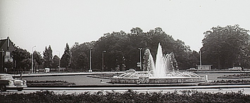 26165 Floraplein, plantsoen met fontein, 1963