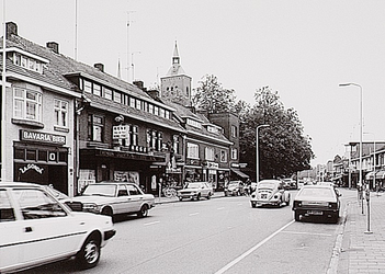  Een serie van 5 foto's betreffende de Frederiklaan, 1974 - 1977