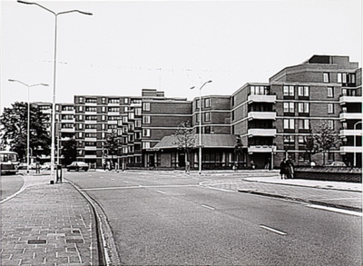 26385 Het woonzorgcentrum Wilgenhof, Gasthuisstraat 1, gezien vanaf de kruising 'St. Jorislaan', 1978 - 1979