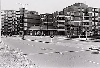26386 Het woonzorgcentrum Wilgenhof, Gasthuisstraat 1, gezien vanaf de kruising 'St. Jorislaan', 13-04-1978
