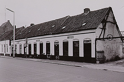 26865 Grote Berg 54 t/m 56, antiekwinkel Onder de lantaarn ook wel Heuvelmans , 1976