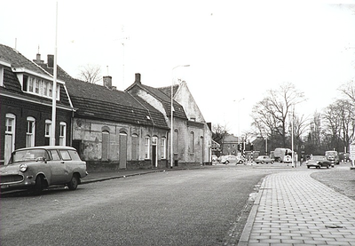 27016 Heezerweg, gezien in richting 'Stratumsedijk'. Links de panden 2 t/m14, 1964