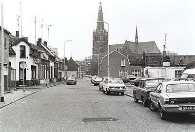 27050 Heezerweg, met op de achtergrond de St.Joriskerk. Links de kruising met de 'Rozemarijnstraat' met café ...