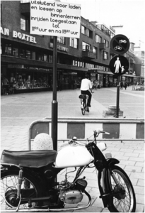 27300 Hermanus Boexstraat, kruising met 'Markt' - 'Marktstraat'- 'Nieuwstraat', met op de voorgrond een brommer, 1963 - 1964