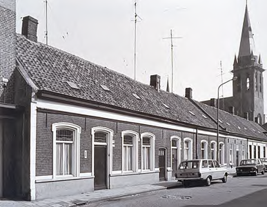 27658 Gemeentelijk monument Hoogstraat 277 t/m 281, met op de achtergrond de St.Lambertuskerk, 1978