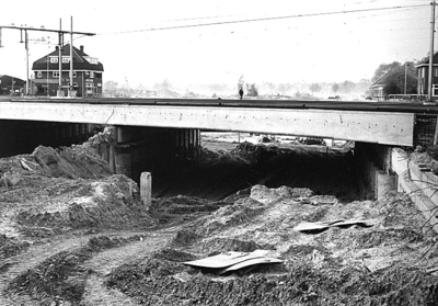 27835 Aanleg van de rondweg ter hoogte van de Insulindelaan 2e fase: Bouw spoorwegviaduct, 1972
