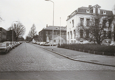 27903 Jan Smitzlaan, gezien vanaf de Stratumsedijk, met aan de rechterzijde vooraan de huisvesting van gemeentewerken, ...
