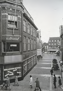 27963 Jan van Hooffstraat, gezien in de richting van de 'Markt', 1970