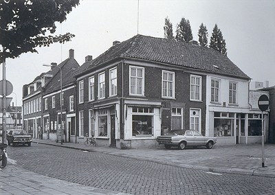 27995 Kruispunt Jan van Lieshoutstraat en Ten Hagestraat, met in hoekpand slagerij Koch, 1975