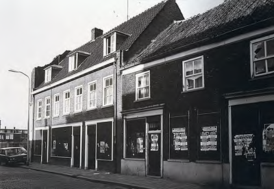 27996 Jan van Lieshoutstraat 9 t/m 13, gezien in de richting van de 'Markt', 1975