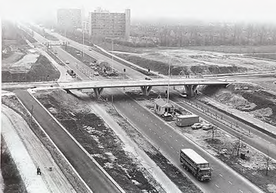 28129 Panorama van de bouw van viaduct Sterrenlaan over de John F. Kennedtylaan, gezien in de richting van het centrum, 1977