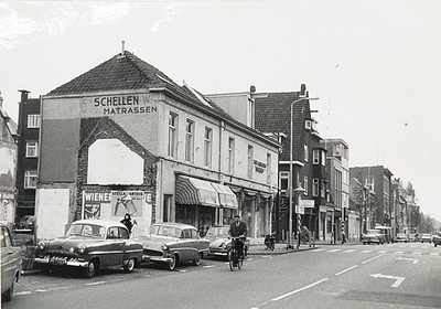 28525 Keizersgracht met Woninginrichting Schellen op nr. 18. Met op de muur Stella Artois affiche, 1963