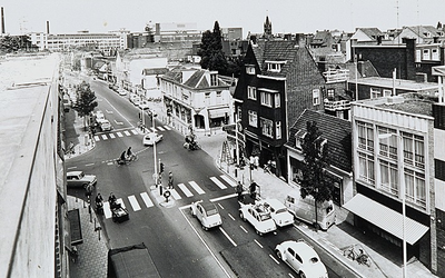 28527 Kruispunt van de Keizersgracht en de Wal, gezien in de richting van eerstgenoemde, 1964