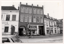 28758 Gemeentelijk monument V.r.n.l.: Café-restaurant-tapperij Gilbert (26) / Groothandel Hooyen (24) / Schilders+Doe ...