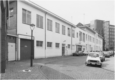 29324 Lijsterbesstraat 21. Op de achtergrond de Philips Bedrijfsschool aan de Kastanjelaan, 1977