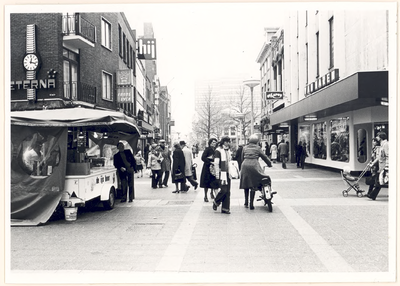 29806 Marktstraat richting 'Markt'. Links juwelier Frans Eyck en rechts schoenenwinkel Van Haren, 04-04-1978