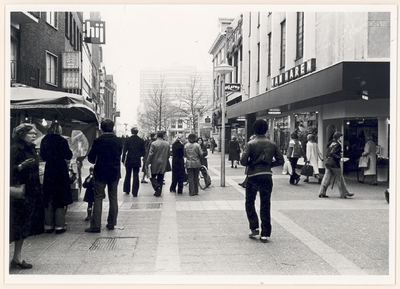 29808 Marktstraat richting 'Markt' met rechts schoenenwinkel Van Haren, 04-04-1978