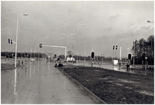 65081 Wegwerkzaamheden Marathonloop, gezien vanaf de 'Anthony Fokkerweg', richting de kruising met de 'Boschdijk', 30-11-1976