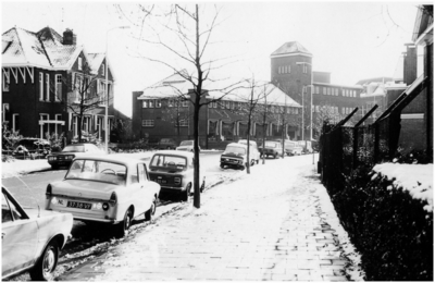 65180 Winteropname van de Nachtegaallaan richting 'centrum'. Op de achtergrond de Gemeentebedrijven, 1973