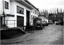 65605 Aanvoer van melkbussen bij de Melkfabriek St. Joseph, Paradijslaan 13b, ca. 1961