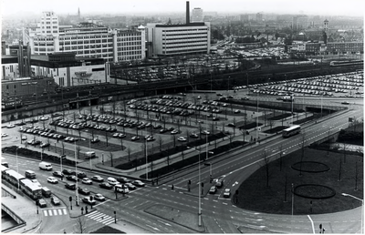 66610 Panorama met parkeeerterreinen Schimmelt en Eindje, gezien vanaf het dak van de Rabobank' in de richting van de ...