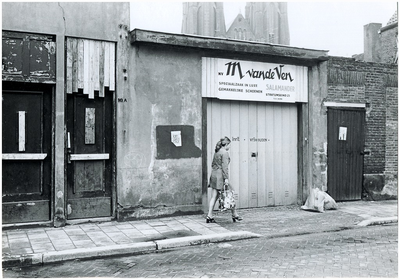 66698 Smalle Haven 10a, met ernaast de achteringang van de winkel van M. van de Ven aan het 'Stratumseind', 1971