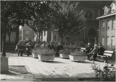 67012 Het samenkomen van ouderen in het plantsoen bij verzorgingshuis St. Theresia, 1955