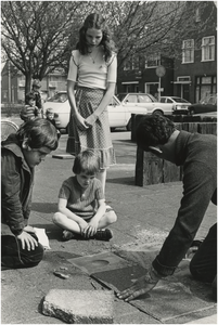 67013 Het aanleggen van een knikkerpot op een speelplaats door gemeentewerken, ca. 1980