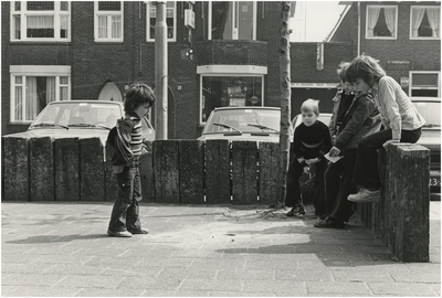 67016 Knikkeren in de speeltuin door kinderen, ca. 1980