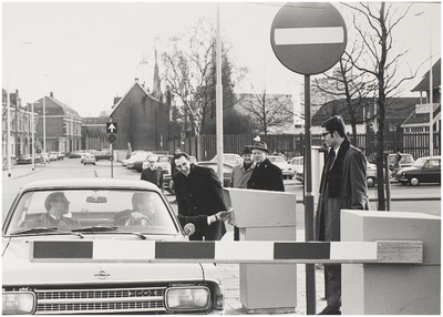 67488 Kaartautomaat met slagbomen bij de ingang van een parkeerterrein, 1972