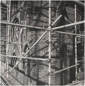 67986 Restauratie van de St. Catharinakerk: detail toren, 1976
