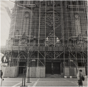 67996 Restauratie van de St. Catharinakerk: De voorgevel staat in de steigers, 1977