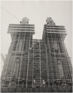 68001 Serie van 5 foto's betreffende de restauratie van de Catharinakerk. De voorgevel, 1976