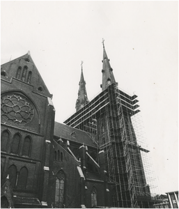 68004 Restauratie van de St. Catharinakerk: Torens St. Catharinakerk in de steigers, 1977