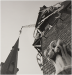 68006 Terugplaatsen weerhaan/-kruis op de toren van de St. Catharinakerk: Het plaatsen van het kruis, 10-1979