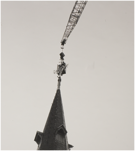 68008 Terugplaatsen weerhaan/-kruis op de toren van de St. Catharinakerk: Het plaatsen van het kruis, 10-1979