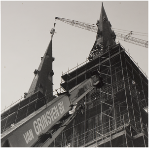 68010 Terugplaatsen weerhaan/-kruis op de toren van de St. Catharinakerk: Het plaatsen van het kruis, 10-1979