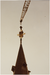 68013 Terugplaatsen weerhaan/-kruis op de toren van de St. Catharinakerk: Het plaatsen van het kruis, 10-1979