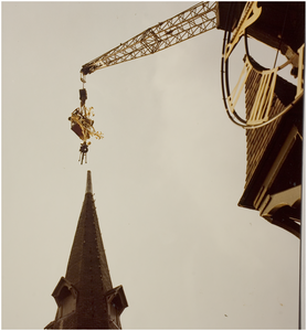 68016 Terugplaatsen weerhaan/-kruis op de toren van de St. Catharinakerk: Het plaatsen van het kruis, 10-1979
