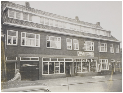 68203 Strijpsestraat 85 t/m 93, met Van Dungen's Muziekboeken op nr. 87 en 't Sierhuis op nr. 89, 1975