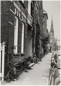 68594 Tramstraat gezien richting Heilig Hartkerk of Paterskerk: woningen met tegeltuintjes, 10-1976