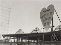 68744 Een serie van 8 foto's betreffende de bouw winkel- en wijkcentrum 't Karregat, Urkhovenseweg: reclamebord, 03-1973