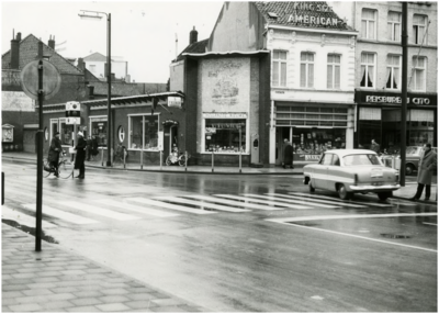 69063 Kruising Vestdijk-Nieuwstraat. Te zien zijn oa. viswinkel Tekelenburg en reisbureau Cito, 1961
