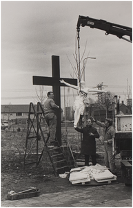 69253 Serie van 6 foto's betreffende de verplaatsing van het kruisbeeld bij de O.L. Vrouwe van Lourdes: Het ophijsen ...